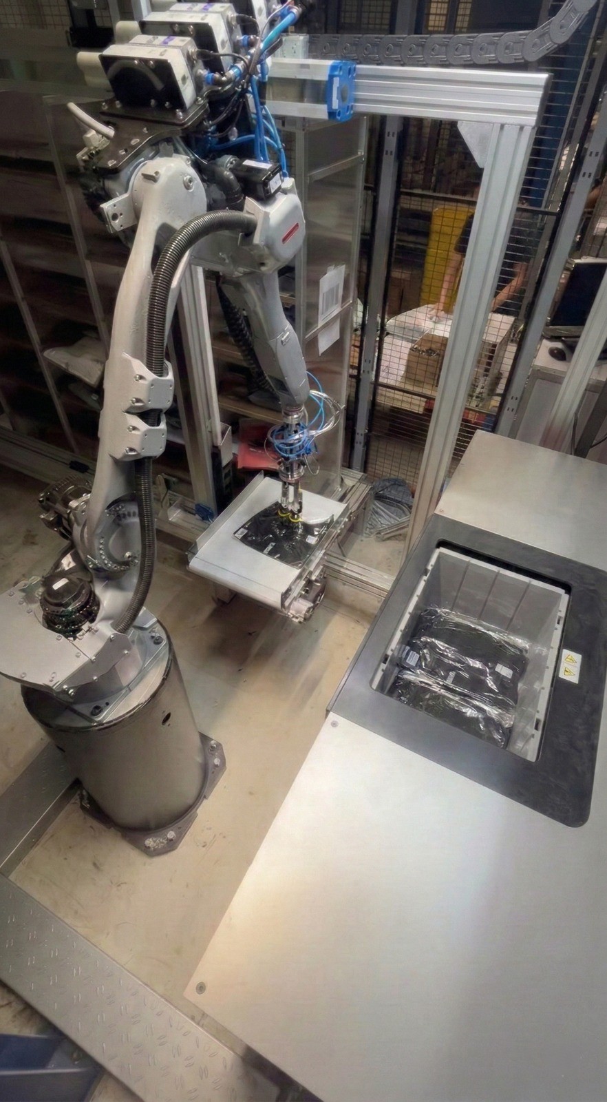 KI-gestützter Roboterarm von Robotic AI im Einsatz bei DeltiLog